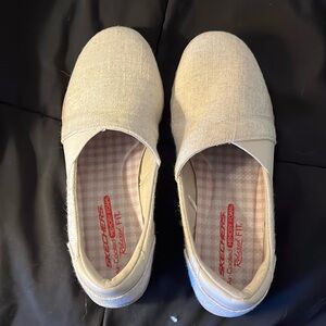 NWOT Skechers linen relaxed fit memory foam slip ons, size 8 1/2